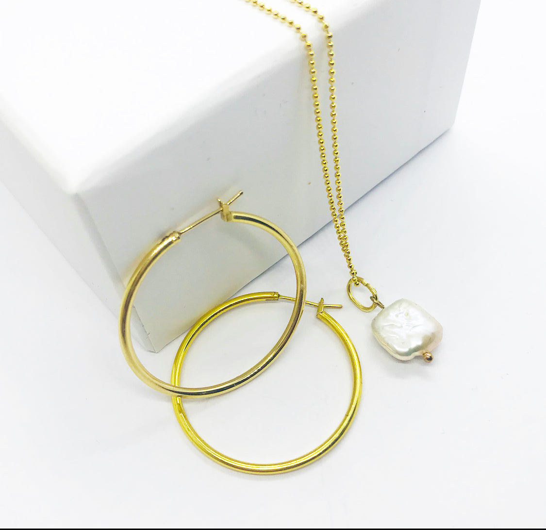 Minimalist Pearl necklace (Free Hoops)