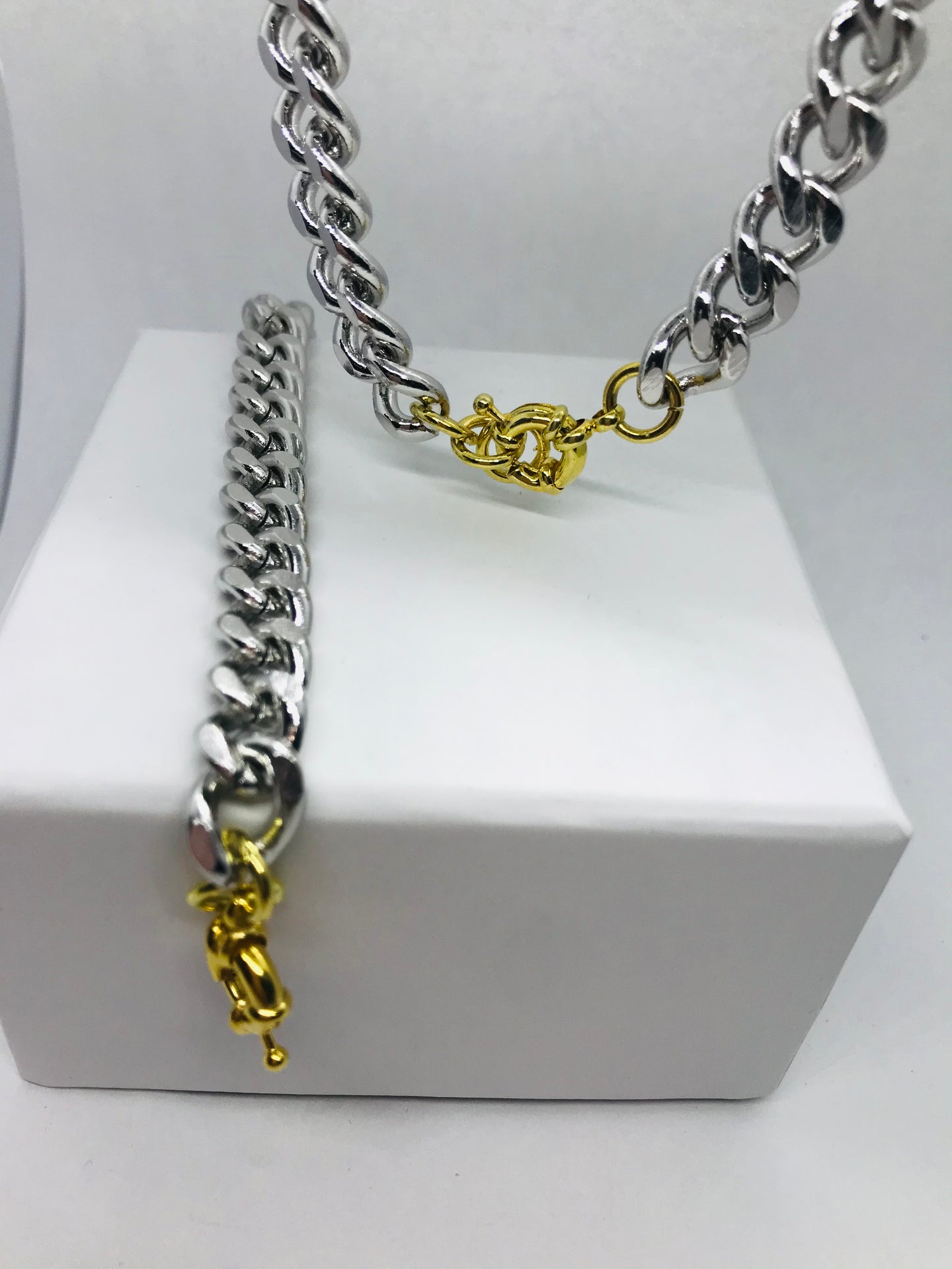 Illustrious chain link set