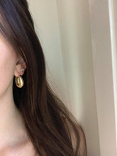 Load image into Gallery viewer, Stefania Hoops
